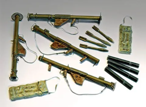 Resinový set Plus Model 326 Bazooka M1 a M1A1 v měřítku 1/35 s aršíkem fotoleptů