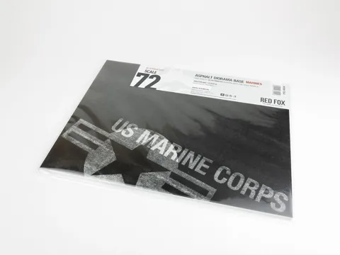 Výstavní podložka Red Fox Studio 1/72 Asphalt Diorama Base s nápisem US MARINE CORPS, 300 × 230 mm