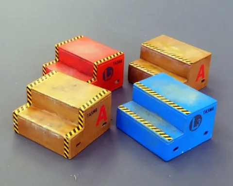 Resinové servisní schůdky Plus Model AL4071 v měřítku 1/48 pro údržbu letadel