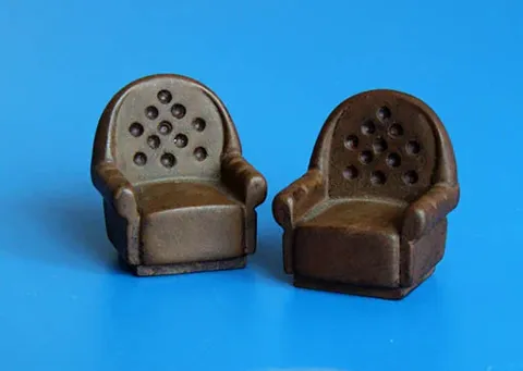 Dvojice čalouněných křesel Plus Model EL025 v měřítku 1/35 pro dioráma