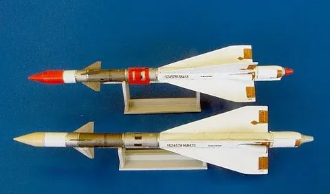 Resinová sada Plus Model AL4043 raketa R-40R AA-6A Acrid 1/48 s fotolepty a obtisky