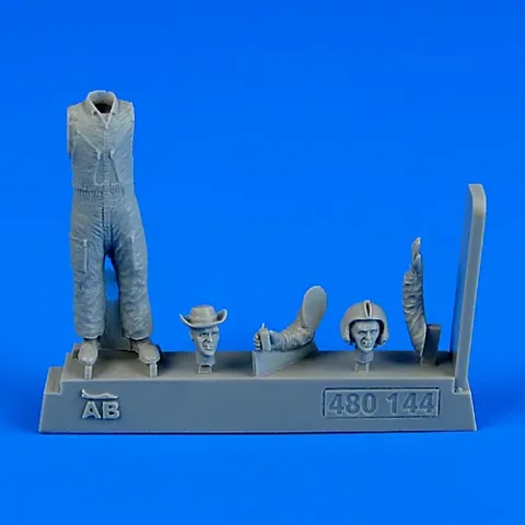 Figurka Aires 480144 pilot vrtulníku US Army 1/48 z období války ve Vietnamu