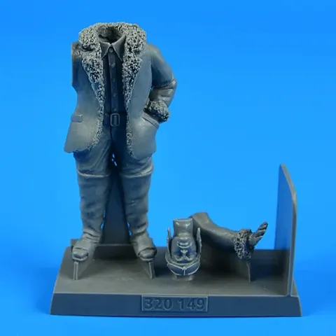 Figurka Aires 320149 – německý pilot 1. světové války v zimní výstroji, měřítko 1/32