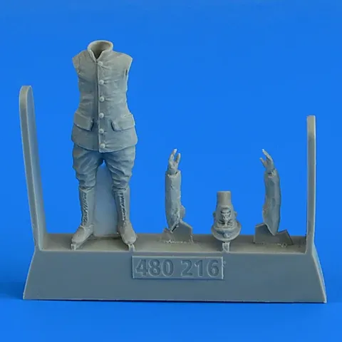 Figurka Aires 480216 mechanik německého nebo rakousko-uherského letectva WWI v měřítku 1/48