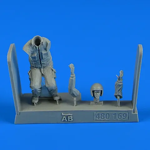 Figurka Aires 480169 mechanik letectva Varšavské smlouvy v měřítku 1/48