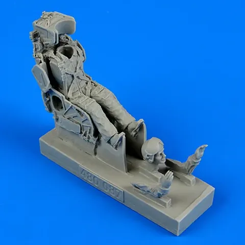 Aires 480087 1/48 – figurka sovětského pilota s vystřelovací sedačkou KS-4 pro letouny Su