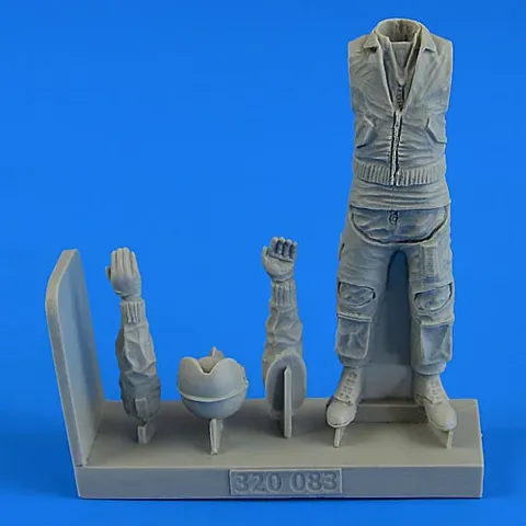 Figurka Aires 320083 moderní pilot Luftwaffe/Marine v měřítku 1/32