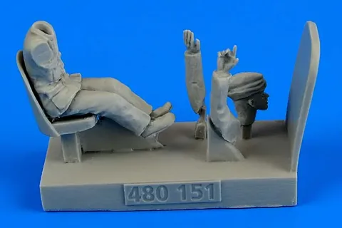 Resinová figurka Aires 480151 řidič RAF pro Bedford MWD v měřítku 1/48