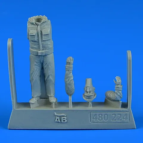 Resinová figurka Aires Aerobonus 480224 pilot USAAF 1/48 v letecké výstroji