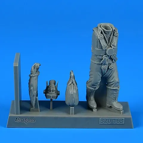 Figurka Aires 320163 pilot bombardéru RAF s taškou v měřítku 1/32