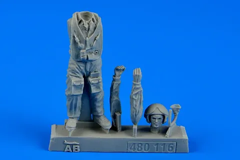 Resinová figurka Aires 480116 sovětský pilot se záchrannou vestou v měřítku 1/48