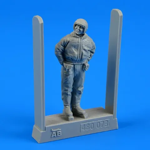 Figurka Aires 480073 pilot sovětského letectva v zimní kombinéze v měřítku 1/48