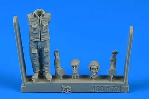 Figurka Aires 480172 sovětský letecký mechanik v měřítku 1/48