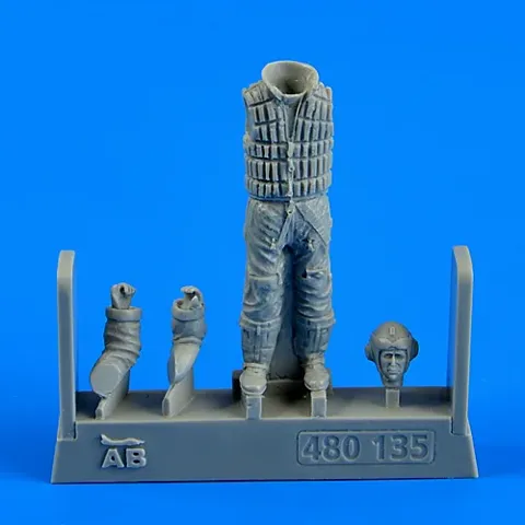 Resinová figurka Aires 480135 pilot německé Luftwaffe s plovací vestou v měřítku 1/48