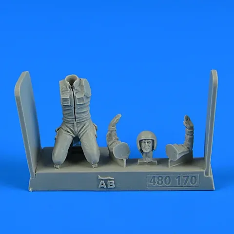 Figurka Aires 480170 letecký mechanik Varšavské smlouvy v měřítku 1/48