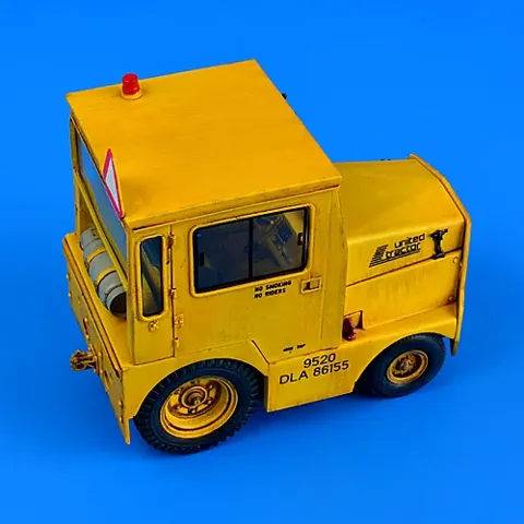 Aerobonus 320050 letištní tahač United Tractor GC-340-4 A9 Cab-LPG v měřítku 1/32