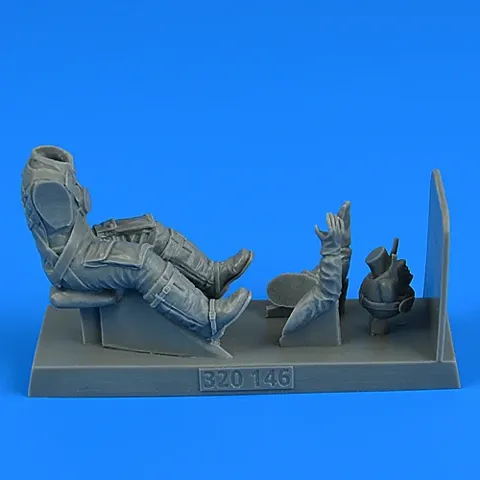 Figurka Aires 320146 – německý pilot Luftwaffe s padákem v měřítku 1/32 pro Bf 109K