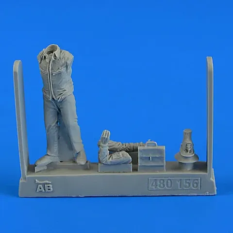 Resinová figurka Aires 480156 sovětský letecký důstojník v měřítku 1/48