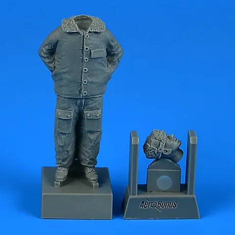 Resinová figurka Aires 320187 moderní ruský mechanik v měřítku 1/32