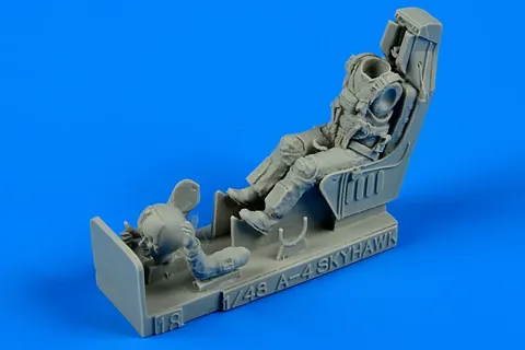 Doplňková sada Aires 480078 v měřítku 1/48 — figurka pilota US Navy s vystřelovacím sedadlem pro A-4 Skyhawk