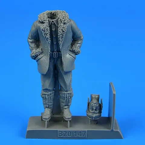 Resinová figurka Aires 320147 pilot 1. světové války v zimním oděvu, měřítko 1/32