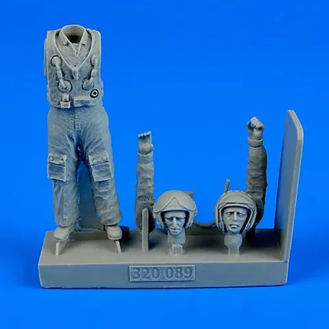 Resinová figurka Aires 320089 sovětský pilot se záchrannou vestou v měřítku 1/32