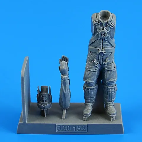 Figurka Aires 320152 pilot Luftwaffe s padákem v měřítku 1/32