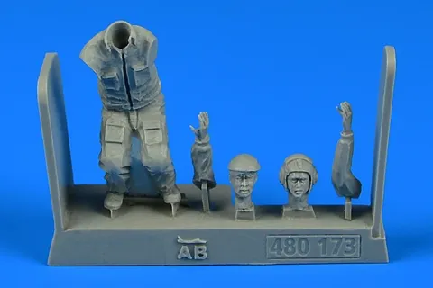 Figurka Aires 480173 sovětský letecký mechanik v měřítku 1/48, doplněk k modelům letadel