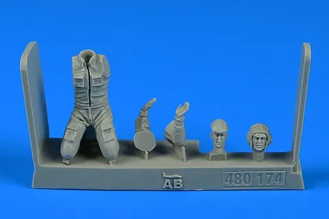 Figurka Aires 480174 sovětský letecký mechanik v měřítku 1/48