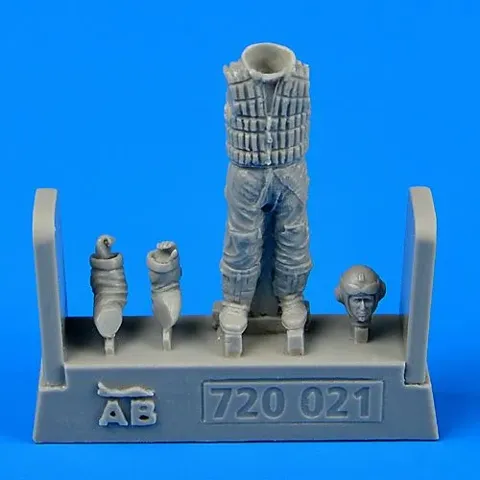 Figurka Aires 720021 pilot Luftwaffe se záchrannou vestou v měřítku 1/72