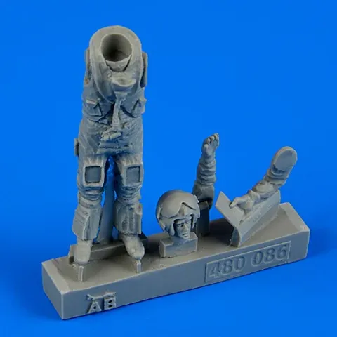 Figurka britského pilota Sea Harrieru Aires 480086 v měřítku 1/48