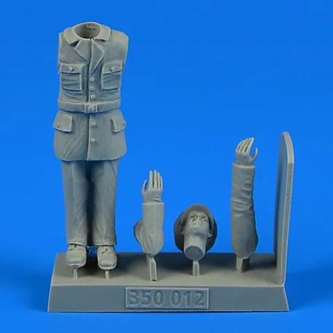 Figurka Aires 350012 důstojník Kriegsmarine v měřítku 1/35 pro námořní diorámata