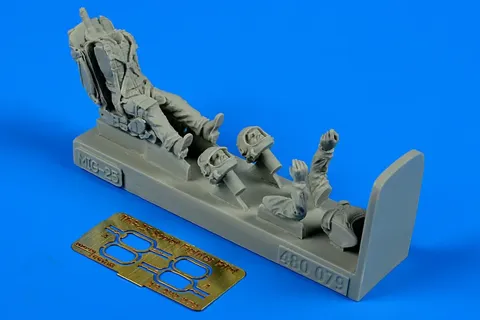 Aires 480079 figurka sovětského pilota s vystřelovacím sedadlem pro MiG-25 v měřítku 1/48