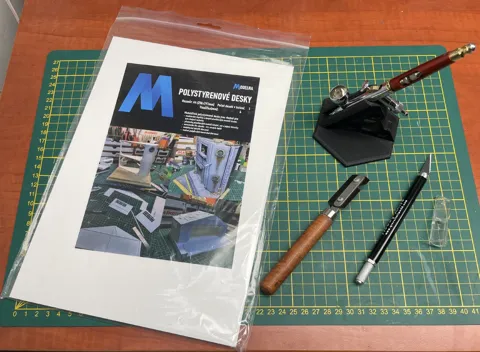 Polystyrenová deska Modelna PD008 ve formátu A4 o tloušťce 4 mm pro modelářský scratchbuilding