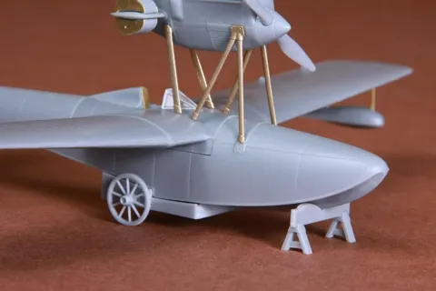 Resinová sada S.B.S. Model 72067 transportní vozík a podpěra pro Macchi M.33 v měřítku 1/72