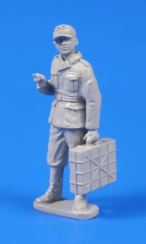 Resinová figurka CMK F48302 německý voják s bednou na granáty v měřítku 1/48
