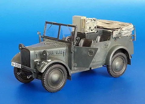 Resinová stavebnice Plus Model 205 Stoewer Kfz.2 radiový automobil v měřítku 1/35