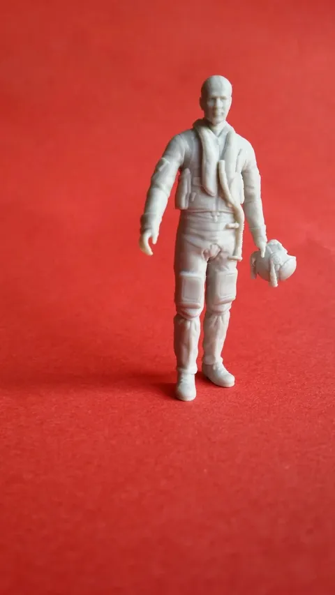 Resinová figura Pilot Replicas 48P007 pilot Eurofighteru/Typhoonu s helmou v ruce, měřítko 1/48