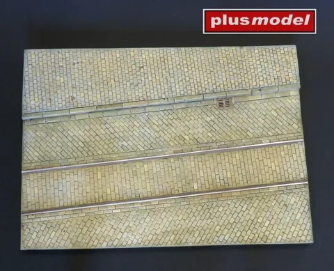 Diorámová podložka Plus Model 618 v měřítku 1/35 – dlážděná ulice s tramvajovými kolejemi