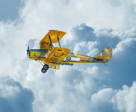 Krabice stavebnice ICM 32038 DH.82A Tiger Moth with bombs v měřítku 1:32