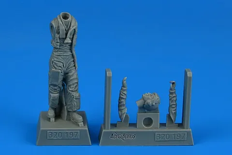 Resinová figurka Aires 320197 pilot moderní stíhačky NATO v měřítku 1/32