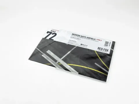 Diorámový podstavec Red Fox Studio 1/72 Modern NATO Airfield Type 2, 250 × 160 mm, tištěné PVC