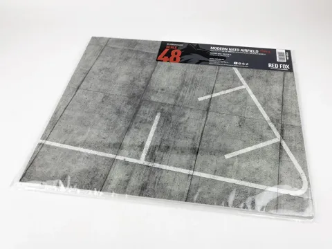 Dioramatická podložka Red Fox Studio RFSDB-48004 moderní letiště NATO 1/48, 380 × 320 mm