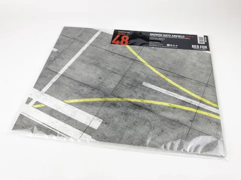 Podstavec pro dioráma Red Fox Studio RFSDB-48005, moderní letiště NATO, měřítko 1/48, 380×320 mm