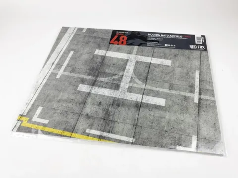 Podložka pro diorámata Red Fox Studio RFSDB-48010 s motivem letiště NATO 1/48, 380 × 320 mm