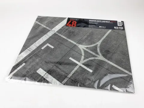 Dioramový podstavec Red Fox Studio 1/48 Modern NATO Airfield Type 10, tištěné PVC 380×320 mm