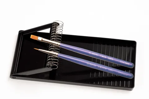Skládací stojánek na štětce Gunze Mr. Hobby GT45 Mr. Brush Stand s pružinovým držákem